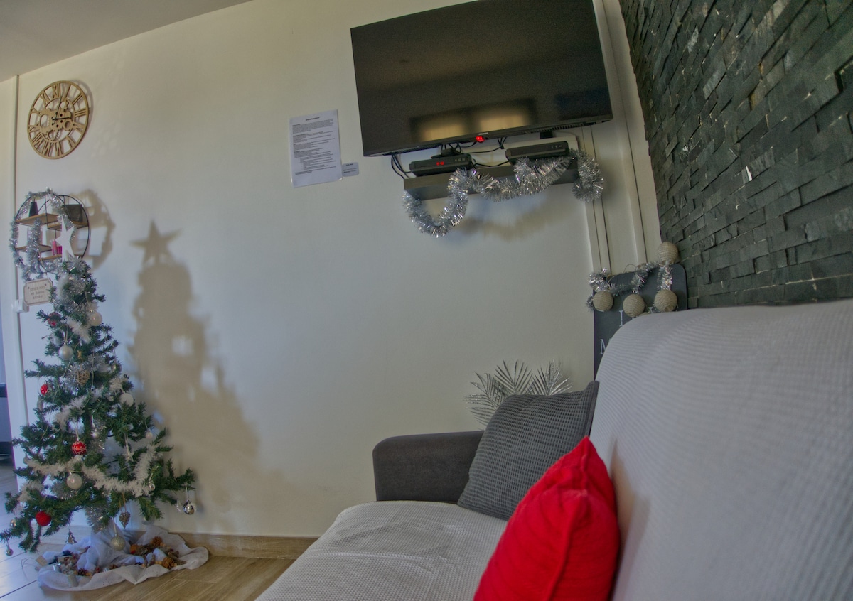 Popular Airbnb listing: Villa T3 avec Jacuzzi et vue sur mer in Saint Joseph