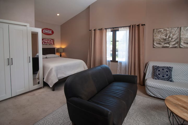 Vista del salón y el dormitorio desde la cocina.