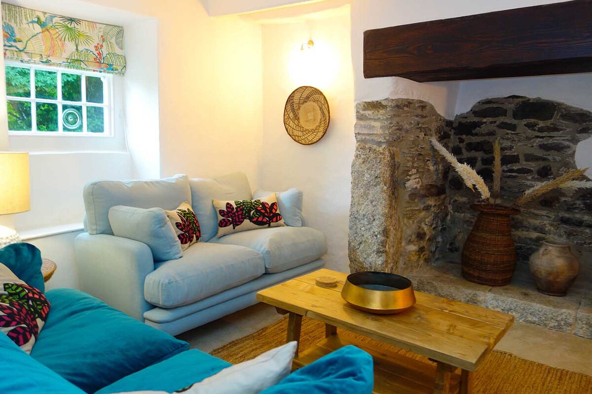 Top performing Airbnb: Fairy tale thatched cottage near to beach in Mawgan In Pydar