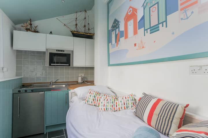 Camera da letto posteriore singola con dépendance e mini cucina.