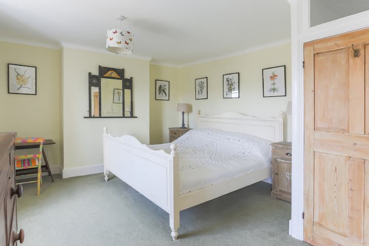 Camera da letto anteriore con letto matrimoniale grande.