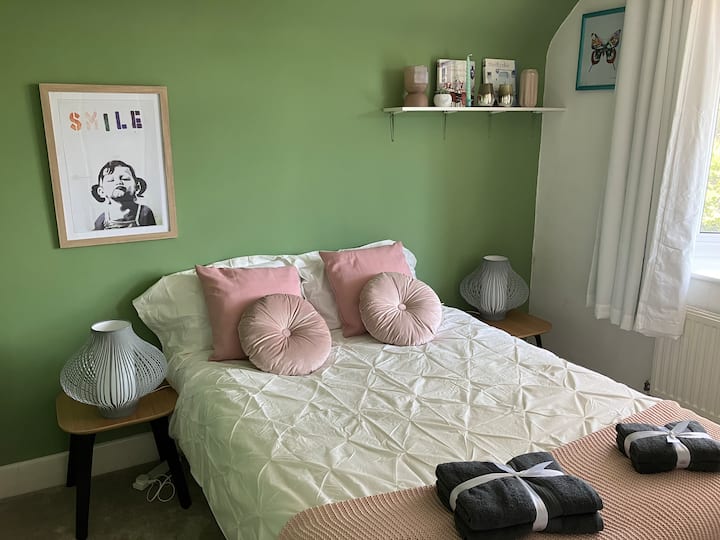 غرفة نوم 2 - غرفة نوم مزدوجة مع حمام داخلي وخزانة أدراج وطاولات جانبية