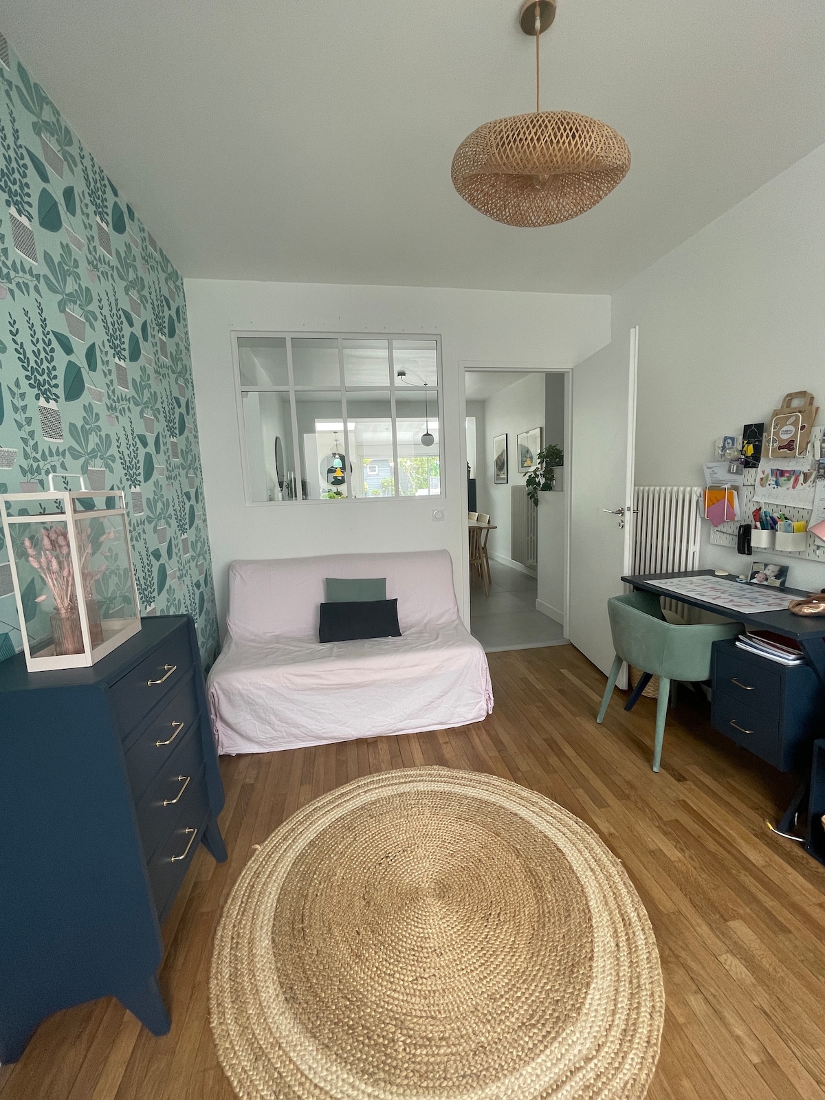 Tavolinë pune, e cila vjen me një divan krevat. Në këtë nivel ndodhet një banjë.