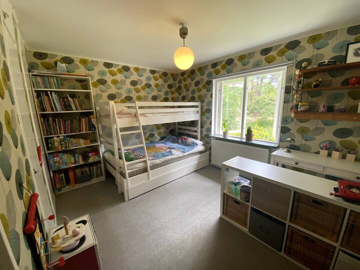 儿童房配有家庭床（120厘米宽Nederslaf）。 有很多适合4-10岁儿童的玩具。 