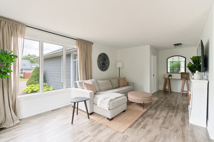 King Bed Farmhouse- W/ Fire-pit, 75" Tv, Ping Pong - Barrie