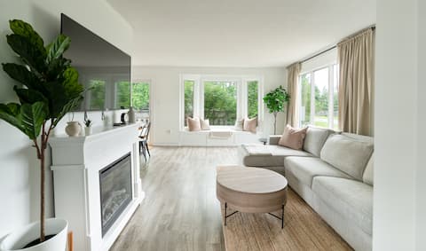 King Bed Farmhouse- w/ Fire-pit, 75" TV, Ping Pong