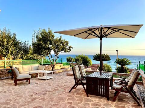 Accommodation with sea view and patio by the beach