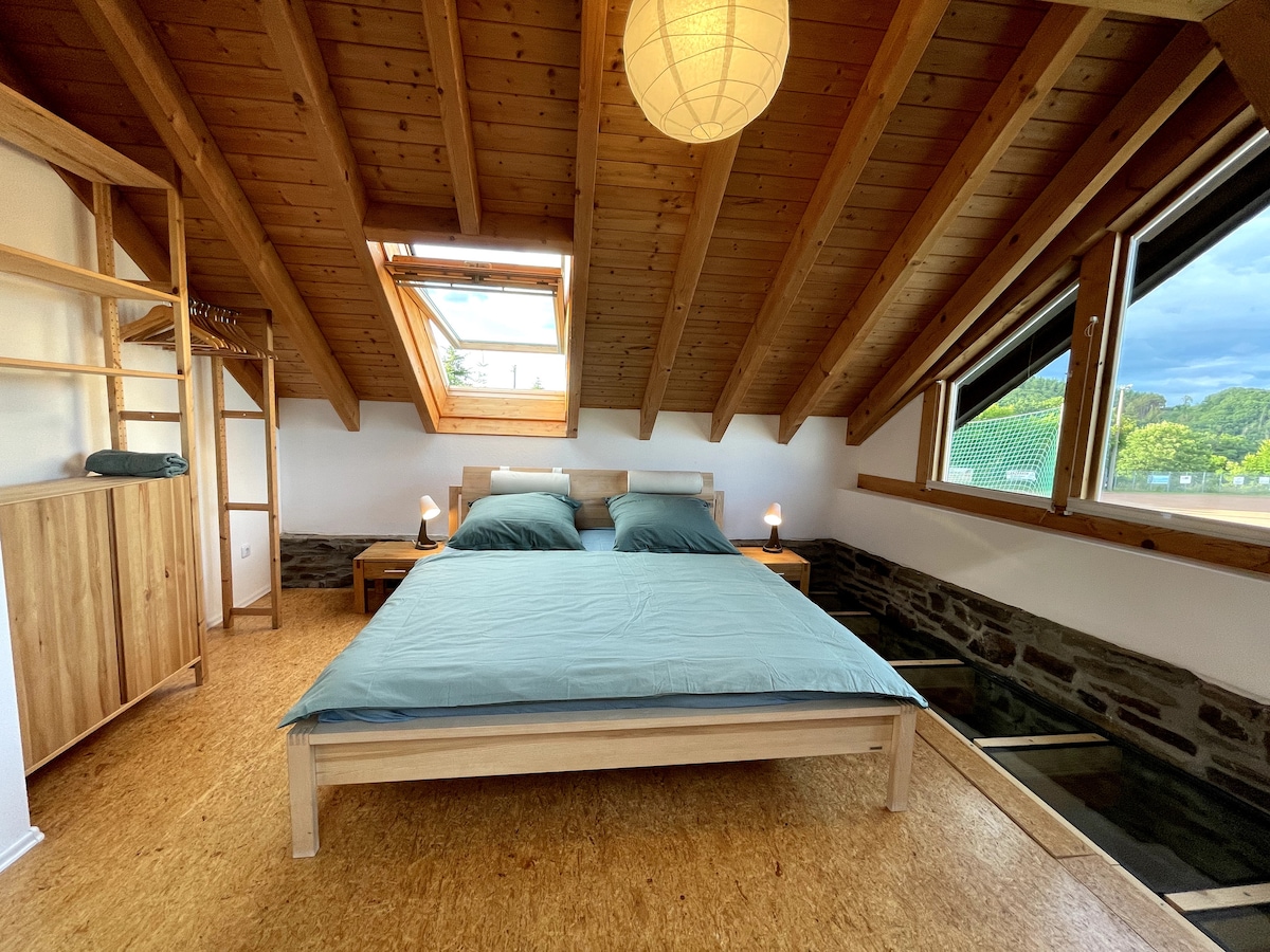 第一间卧室配有1.80米宽的床 