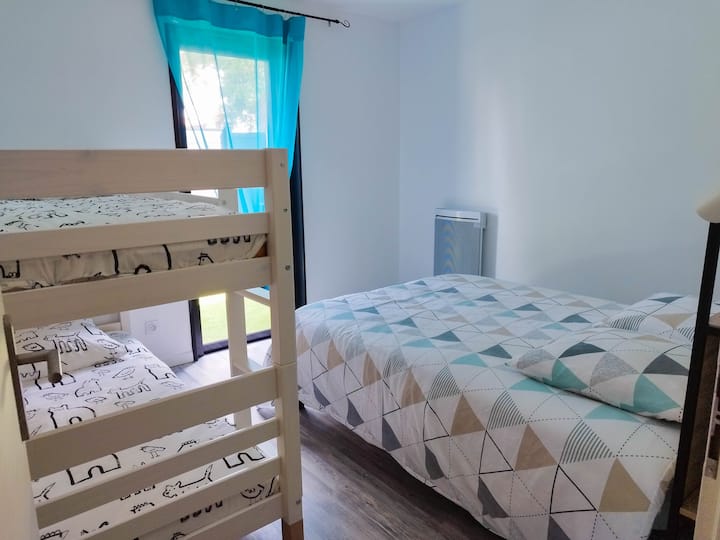 Chumba cha kulala 2 na kitanda 1-140x200 + vitanda 2 vya ghorofa 90щ90