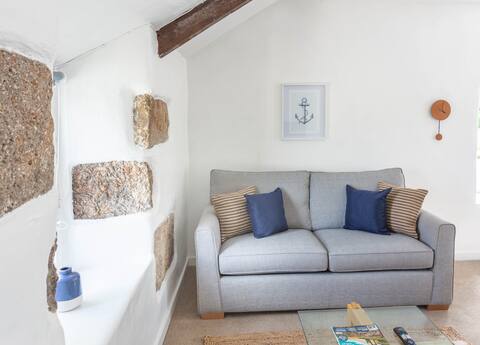 Quiet 1 bedroom Cottage - Great location & Parking