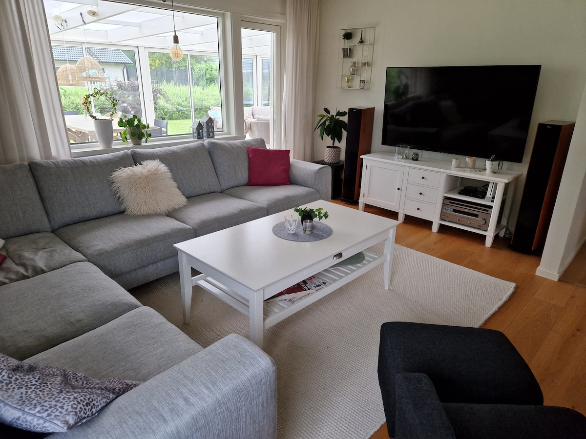 Sala de estar, gran sofá espacioso. 