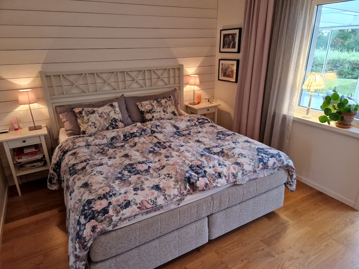 Cama doble en planta baja con salida al patio acristalado. 