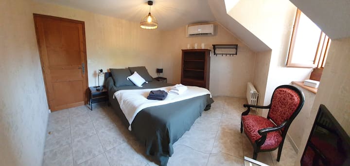 3rd peaceful room with park views. 140cms bed. Air-conditioned, TV and internet. Park view.