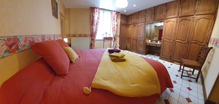 Master suite on the ground floor, with bedroom with a king 180 cm bed (2 x 90 twin), with bathroom and independent toilet access and access to the spa.
