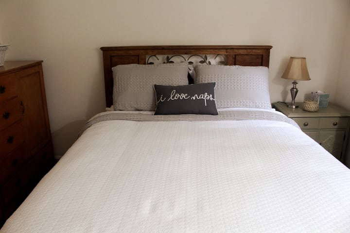 Საძინებელი 2 - ორადგილიანი საწოლი კომოდით, ბოლო მაგიდით, კონდიციონერითა და კარადით