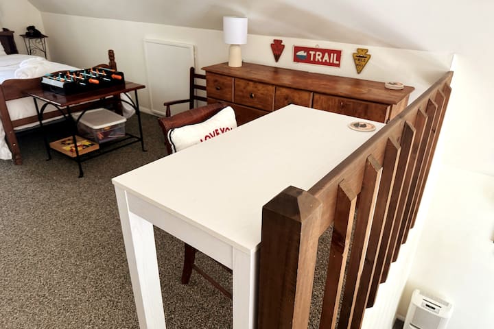 Სამუშაო მაგიდა ლოფტში