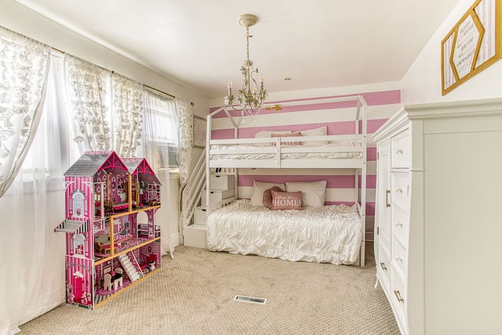 Двуетажни легла за децата! С допълнително разтегателно легло под долното легло и къщата за кукли в пълен размер ще помогнат на децата да бъдат щастливи и заети по време на престоя ви. В стаята има и пълноразмерно детско креватче! 