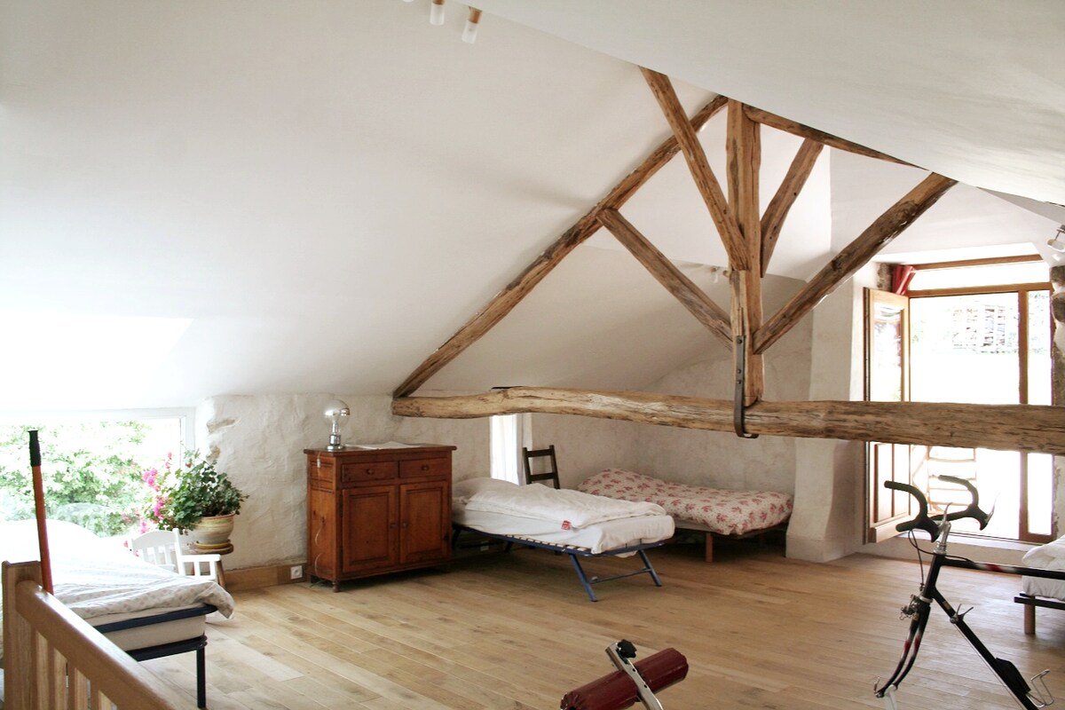 חדר שינה 5 מיטות יחיד ומיטת תינוק