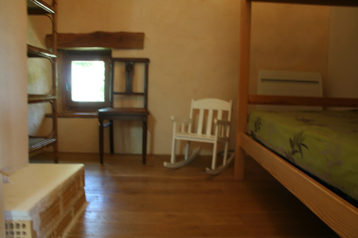 חדר שינה 3, מיטות קומתיים (מקום ל -2)