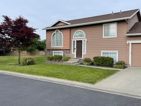 Spacious 3 bed/2 bath -1 block from Spokane River