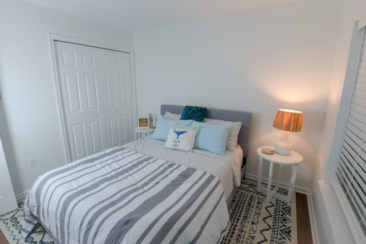 חדר השינה האחורי מציע נוחות מודרנית לשינה ערבה.