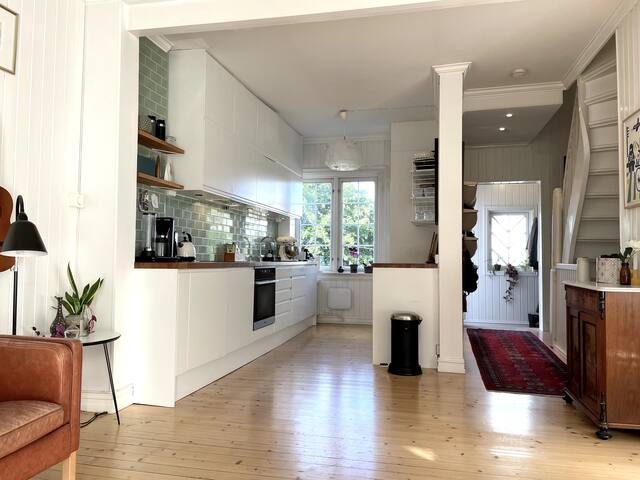 OSLO/EKEBERG: Sjarmerende rekkehus o/3 etasjer gallery image 2