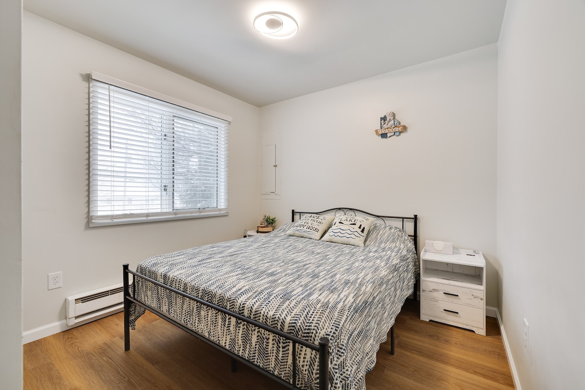 楼下卧室配有标准双人床。2022年10月购买的全新、最舒适的床垫。 