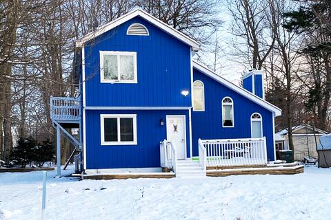 Poconos Escape: Lake, Fire Pit, Kalahari & Skiing