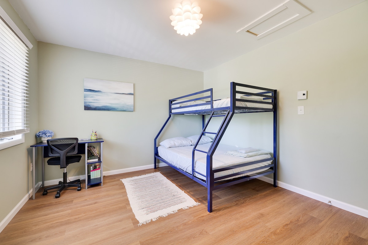 二楼有两间卧室中的一间。  床的尺寸已满，如有需要，可以供两个成年人就寝。 

这间卧室有足够的开放空间，如有需要，可添加床垫（提供2张单人床垫） 