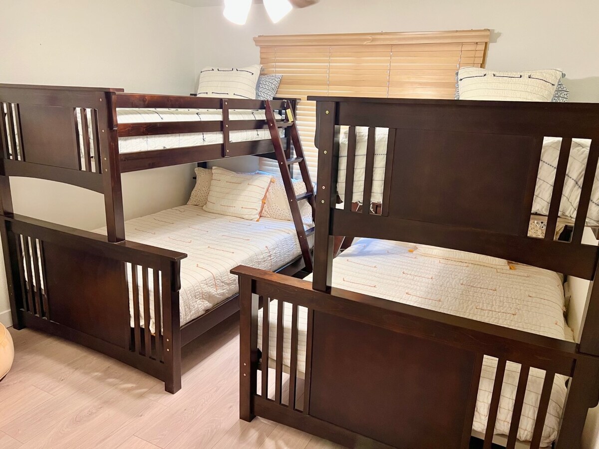 La litera tiene capacidad para 6 niños o 4 adultos