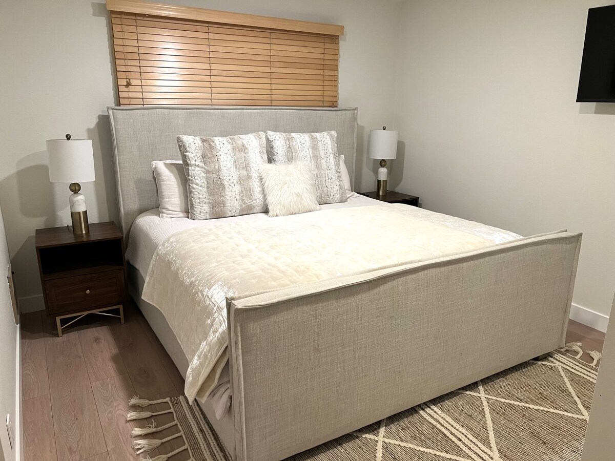 Dormitorio de invitados con cama tamaño King