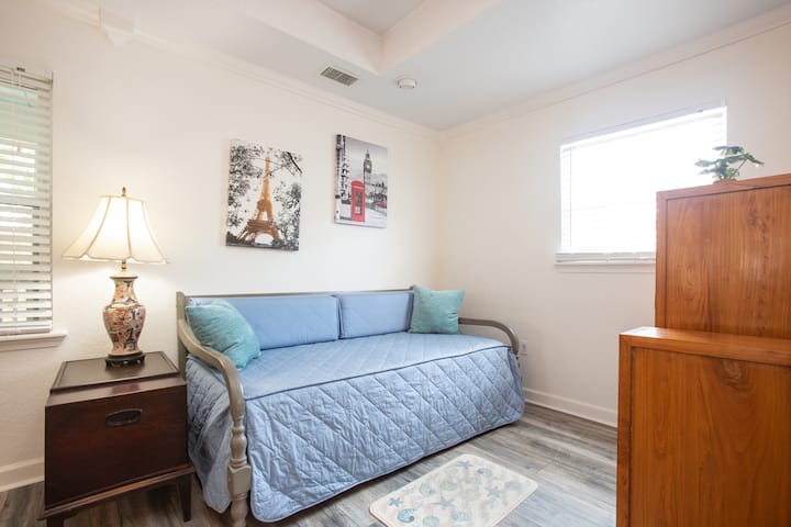 Кътче за дневно легло в основната спалня 