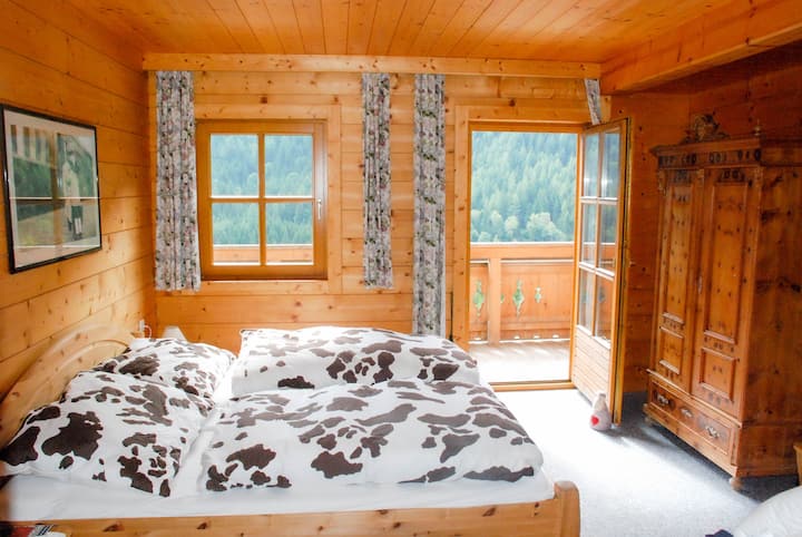 (4 души): голяма спалня с работно пространство и прилежащи 2 легла