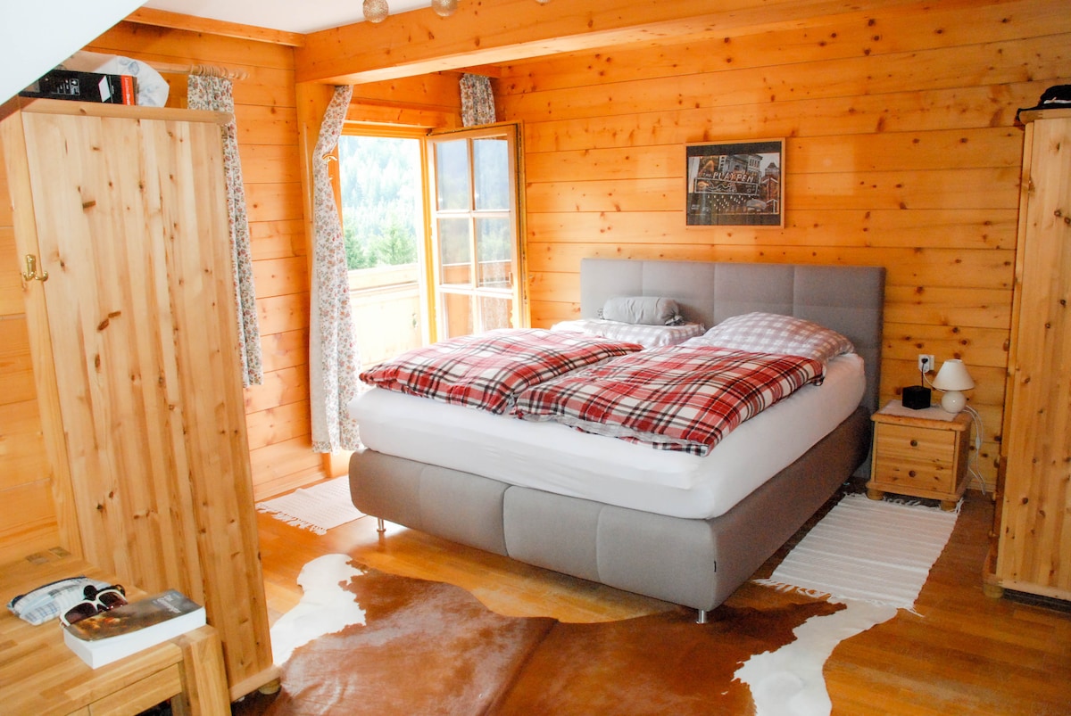 Chumba kikubwa cha kulala chenye godoro la chemchemi,  sehemu ya kufanyia kazi yenye printa na bafu jumuishi