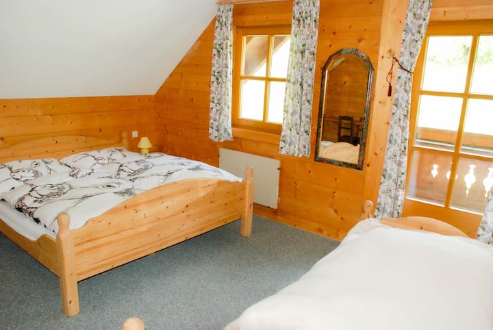 (3 души): Спалня с 3 легла и работно пространство; 