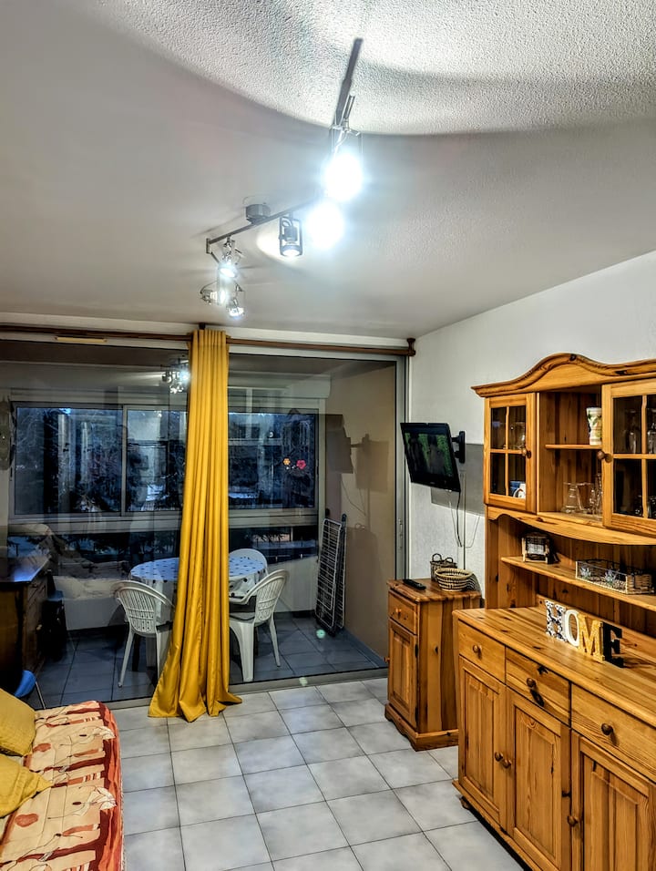 客厅可俯瞰凉廊。用餐区。