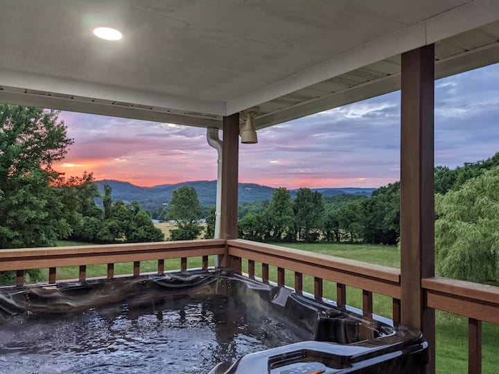 Wears Valley Farmhouse With Lovely Views - Townsend, TN