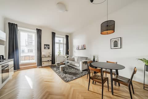 Top Airbnb: DESIGN APARTMENT + TERRACE IN THE HEART OF VIENNA in Neubau