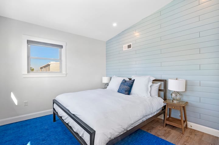 جناح ذيل الحوت:  غرفة النوم 2 التي تقع في الطابق المقسم.