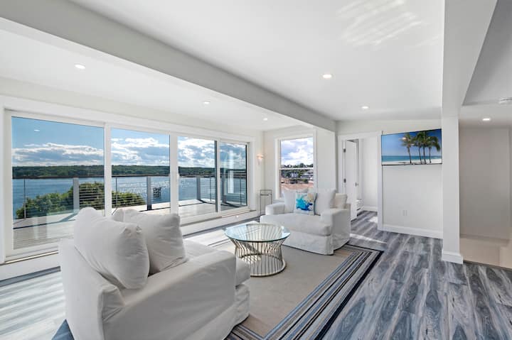 تقع المنطقة العلوية في جناح ذيل الحوت في الطابق الثالث ، وتوفر سطحًا كبيرًا وبارًا مبلل وحمامًا ونصف وتلفزيونًا عالي الدقة وإطلالات بانورامية على المحيط والميناء.  استمتع بكل من شروق الشمس وغروبها من الشقة العلوية.