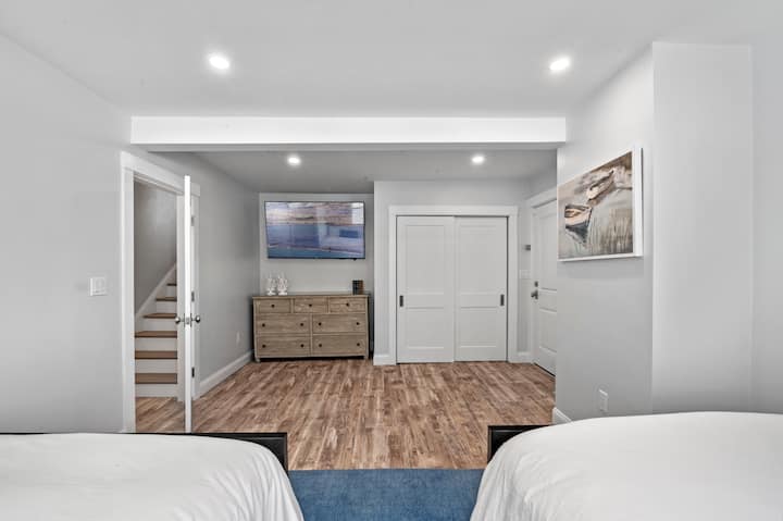 جناح ذيل الحوت:  يطل من الأسرّة في غرفة النوم 1.  استمتع بتلفزيون إل جي عالي الوضوح 65 بوصة مع تطبيقات مدمجة.  واي فاي في كل مكان. تصعد السلالم إلى غرفة النوم 2 في مستوى التقسيم.