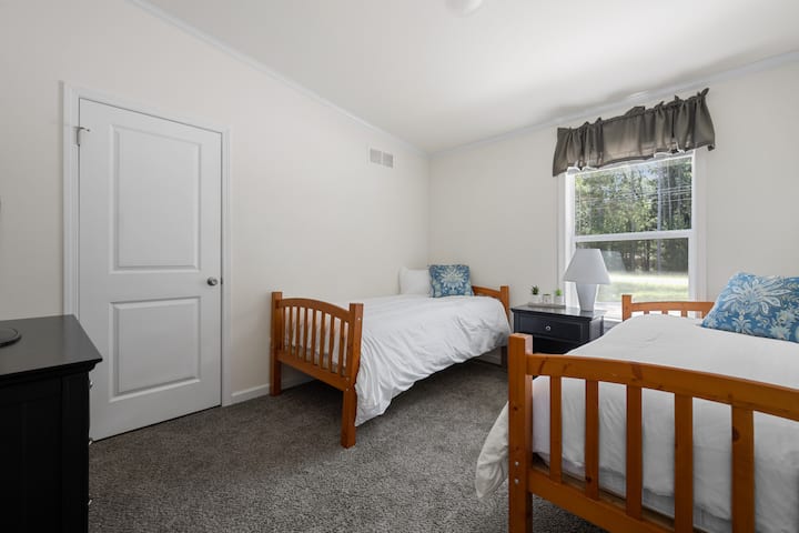 სურვილისამებრ, შესაძლებელია 2 ორადგილიანი საწოლის ერთად მიბმა, რომ ერთსაწოლიანი საწოლი მოამზადოთ