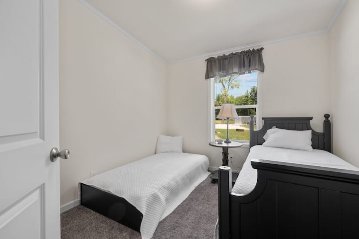 მე-3 საძინებელში არის ორადგილიანი საწოლი, რომელიც საშუალებას აძლევს 2 ადამიანს კომფორტულად დაიძინოს ამ ოთახში 