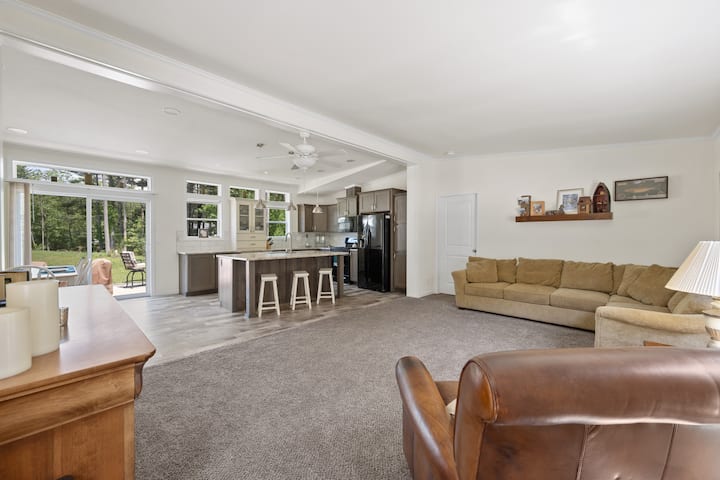 Მისაღები სივრცე სამზარეულოსთან 