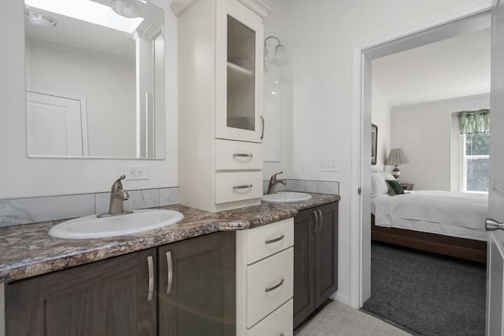 Ძირითადი ფლიგელი მოიცავს ორადგილიან საწოლსა და სააბაზანოს ორი ცალკეული ნიჟარითა და საშხაპით