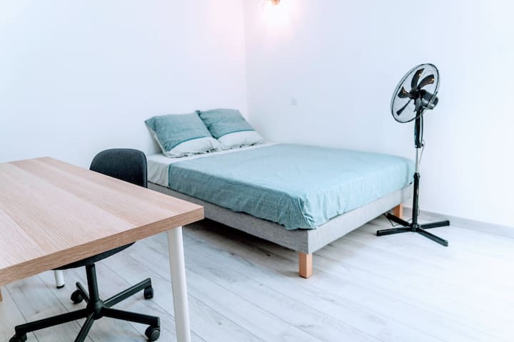 Spavaća soba 2: 
- Krevet 140x190
- klima-uređaj je dostupan
- Ured
- namještaj u ormaru
- polica