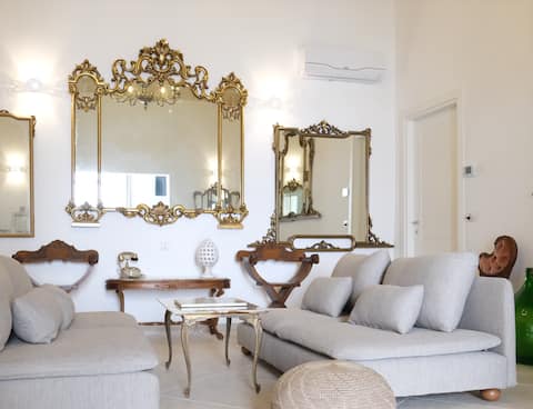 Popular Airbnb listing: New - Primo: All on one level - King beds in Monopoli