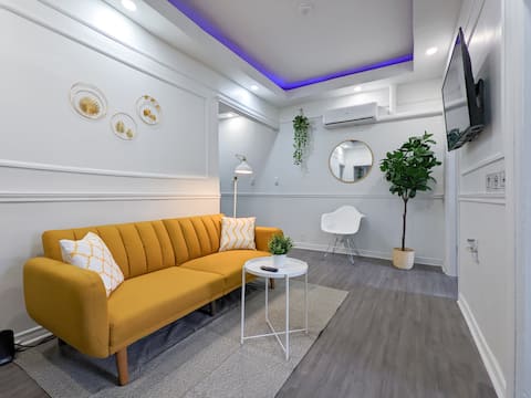 Top performing Airbnb: Bright & colorful downtown gem with free parking in City Centre