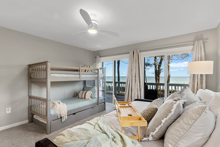 Guest accommodations with space for 4, private balcony entry and en suite.