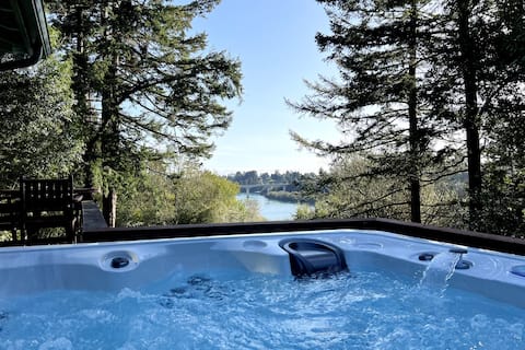 Chetco Riverview! Rejuvenating Hot Tub! King Bed!